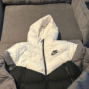 Nike Men’s Windrunner Black Hooded Jacket
Men’s Down Jacket